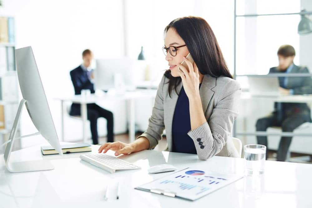 Femme devant logiciel de production comptable
