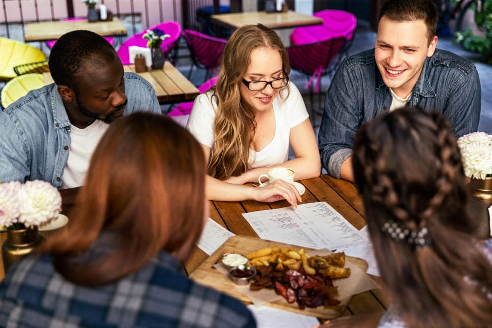 des collègues en afterwork