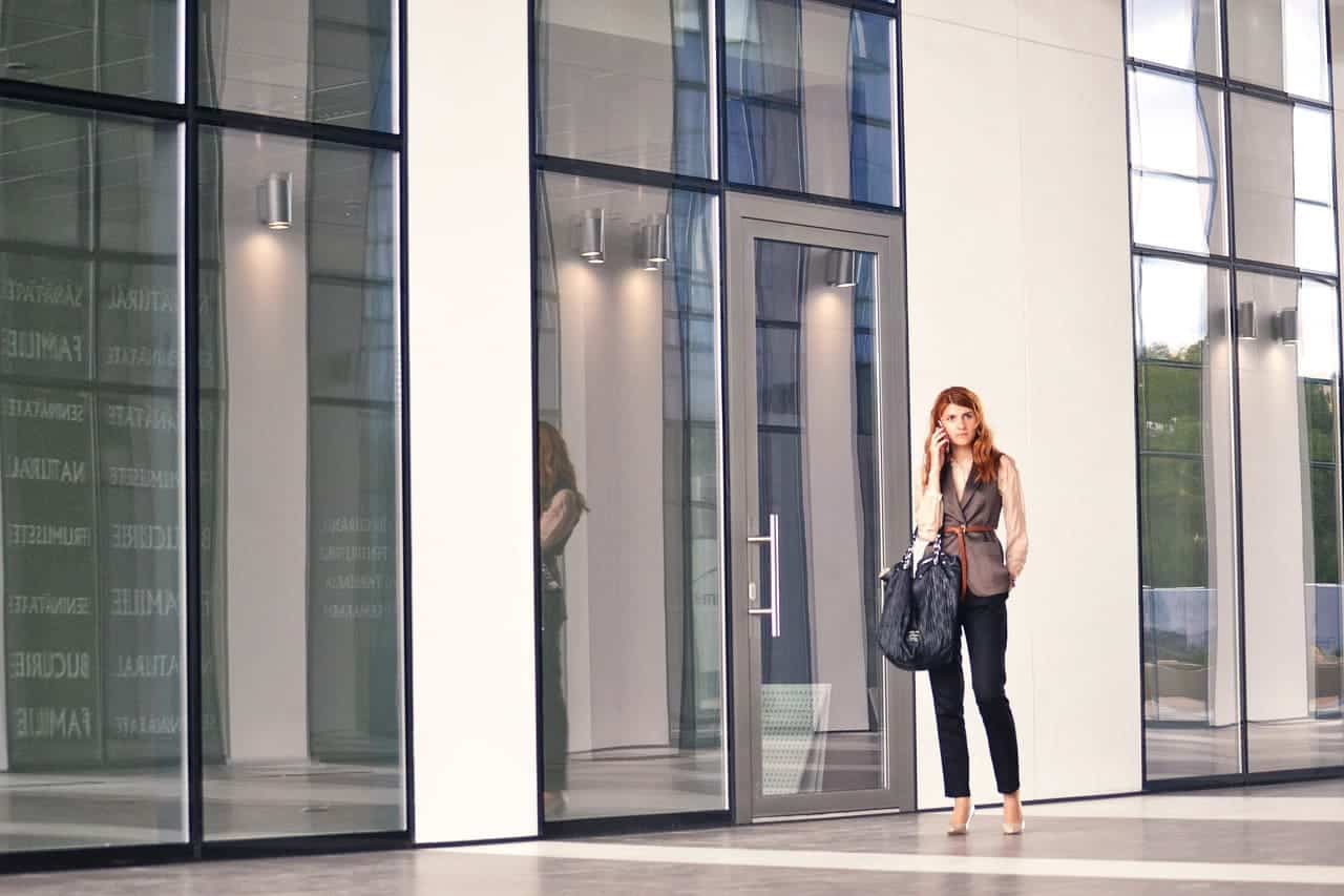 femme devant un centre d'affaires