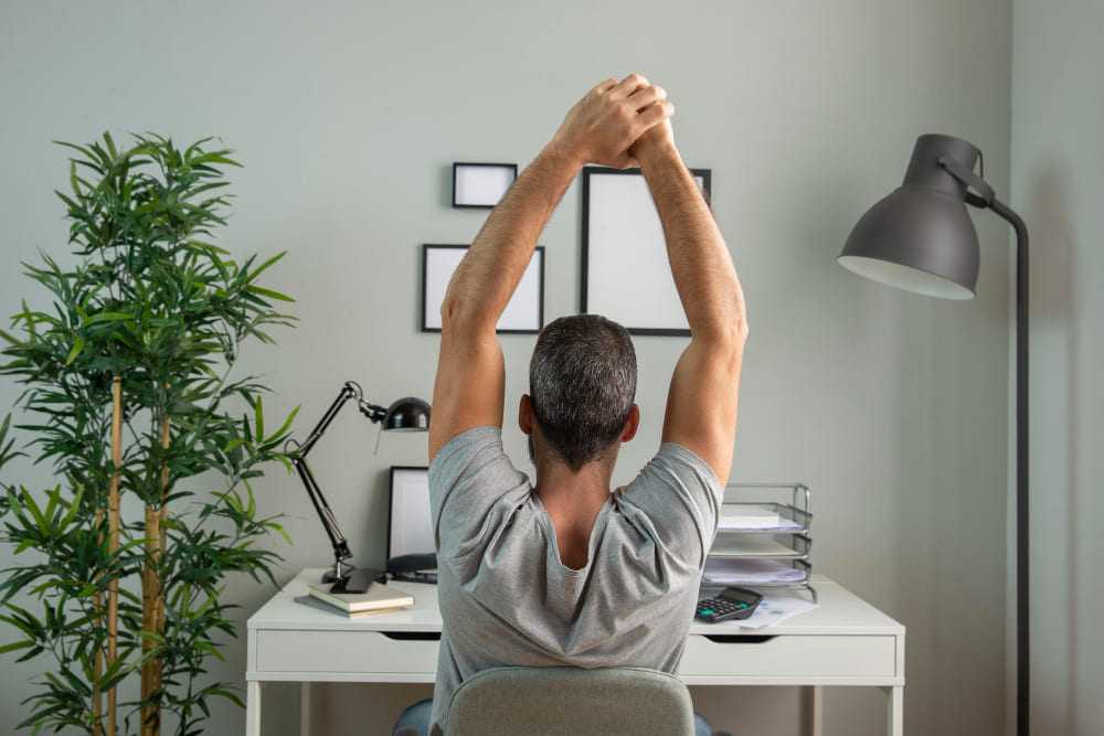 homme faisant du télétravail