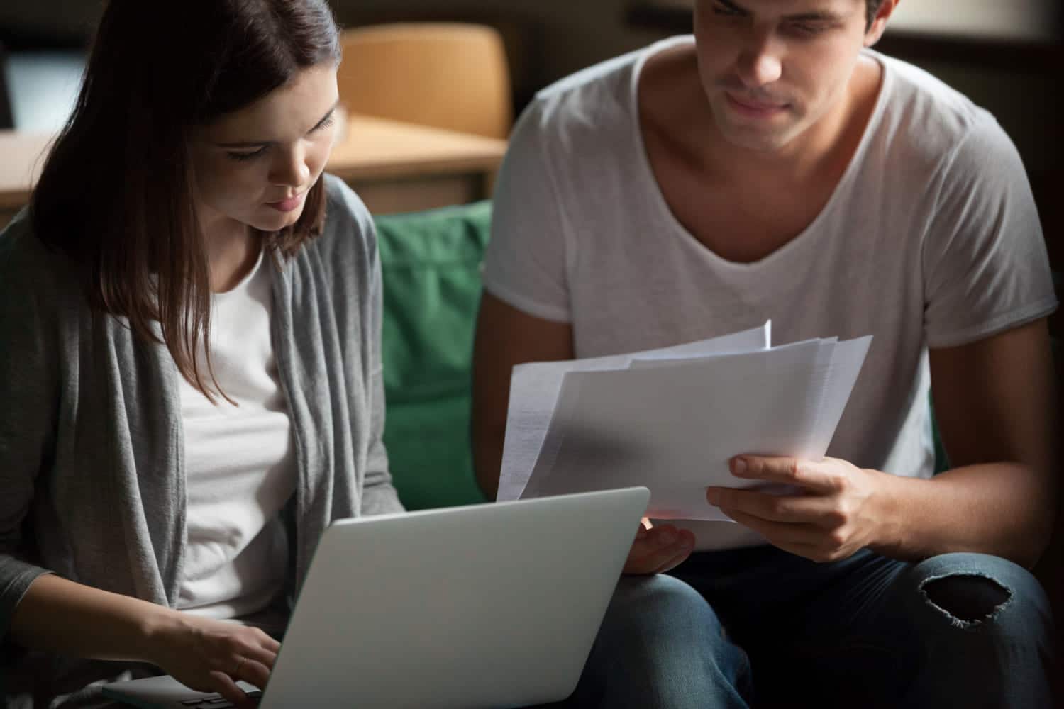 un homme et une femme devant un logiciel de facturation